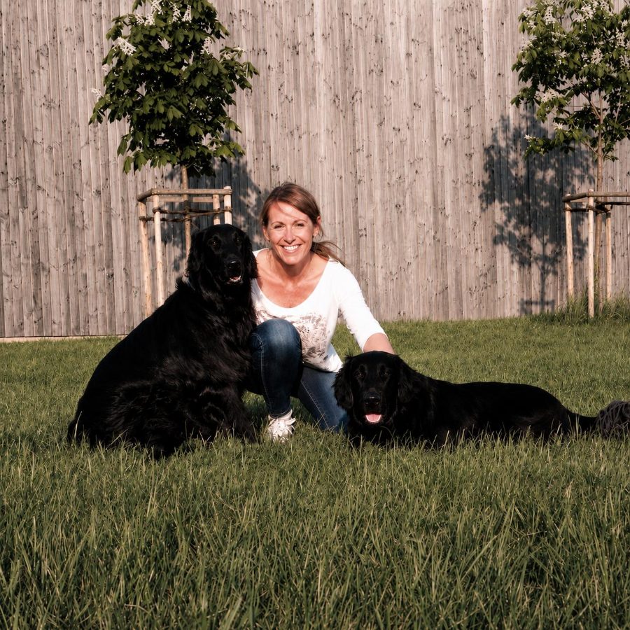 Carole Bertinelli, Gründerin des Fachinstituts für Tierheilkunde, mit ihren beiden Hunden