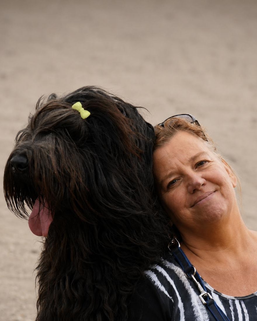 Birgit Hahnemann-Hirsch, Dozentin, Wange an Wange mit ihrem Hund