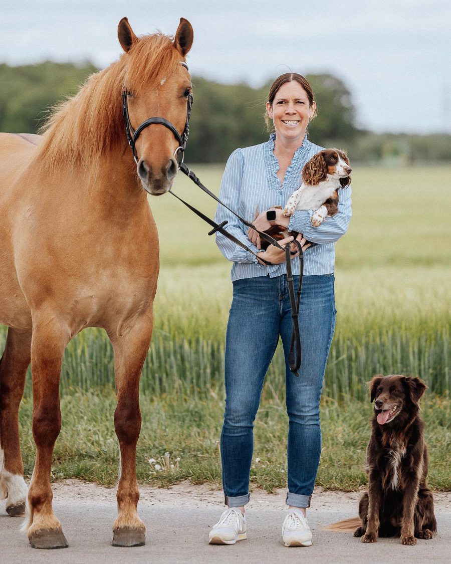 Britta Fischer, Dozentin, mit Pferd und Hunden