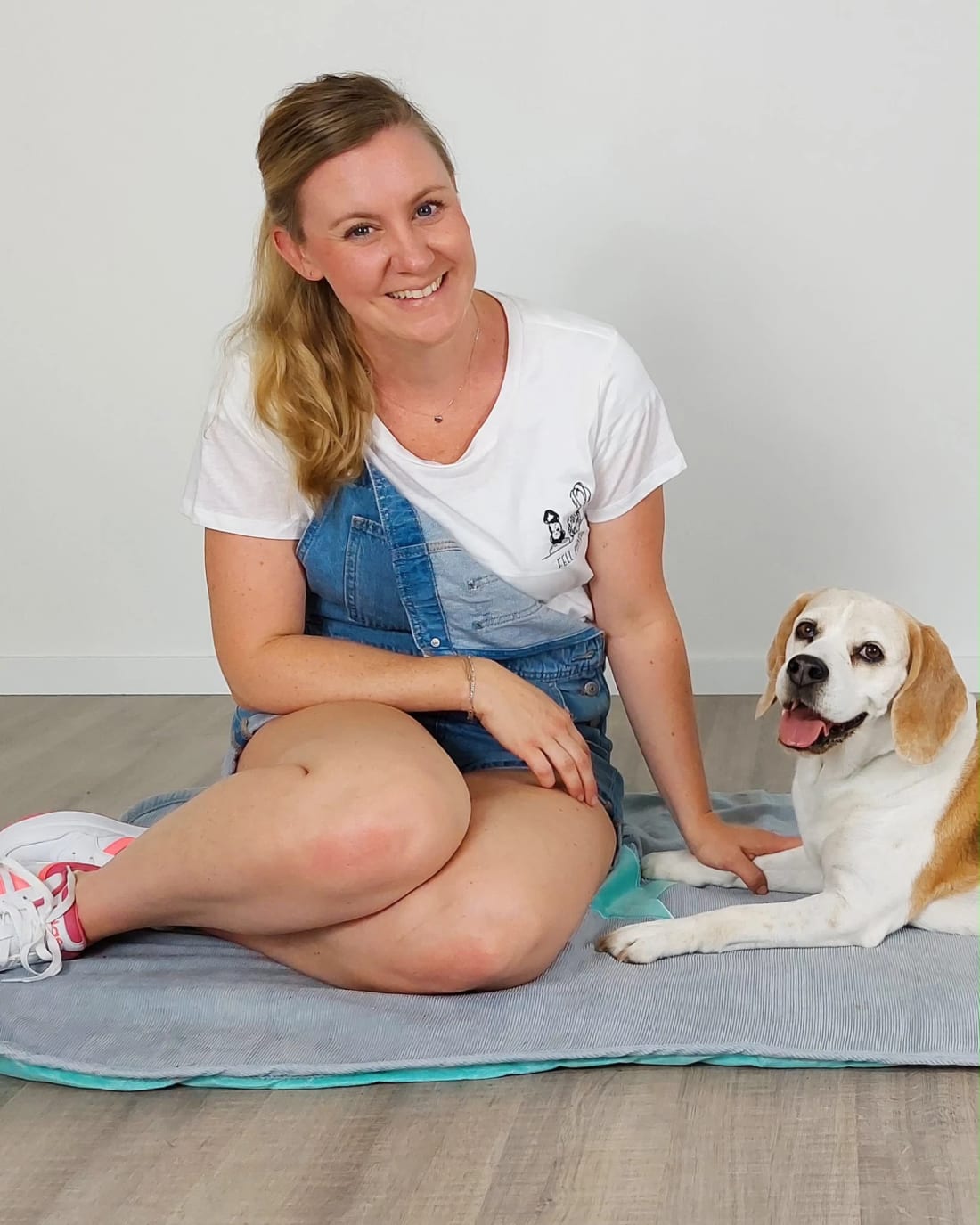 Helena Kargl, Dozentin, sitzt neben einem Beagle auf einer Decke
