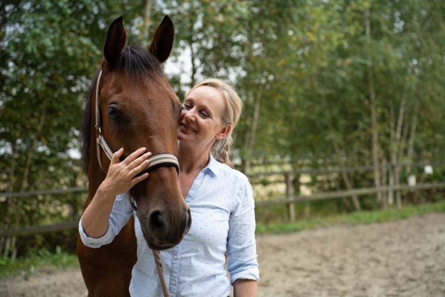 Sabine Schupp, Dozentin, mit einem Pferd